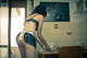 cameriera serve a tavola